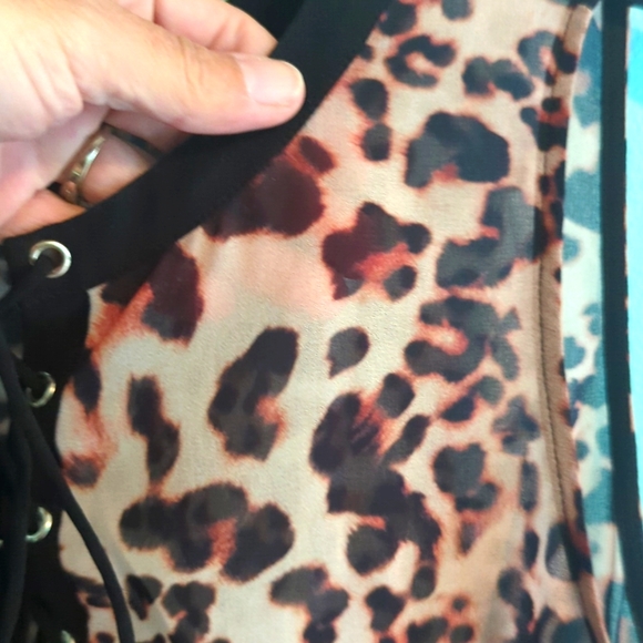 Nwt Bebe Sheer Zebra Top Size M/L - Picture 8 of 15